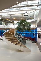 CBMMart Escalier d'intérieur personnalisé de luxe pour villa Garde-corps en verre trempé Escalier moderne Escalier incurvé Escalier en bois