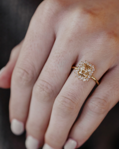 แหวนมอสซาไนต์ทรงคุชชั่น 1.50 กะรัต ประดับเพชรแชมเปญ แหวนทองคำแท้ 14K แหวนมอสซาไนต์แบบมินิมอล แหวนหมั้นทรงคุชชั่น - Product Image 6