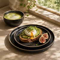 Sublimez votre table : Collection de vaisselle en céramique EKA noir mat et bord doré - Ensemble de bols et d'assiettes minimalistes de luxe