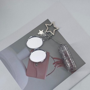 Nouvelle Trousse de Maquillage 2026 Tendance Style Ins pour Femme avec Miroir, Boîte de Rangement en Acier Inoxydable, Sac en Maille pour Rouge à Lèvres et Pendentif Porte-clés - Product Image 1