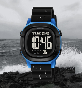 Montre numérique de loisirs pour garçons Skmei 2483 avec horloge lumineuse, alarme et bracelet en silicone résistant à l'eau 5 bars - Product Image 1