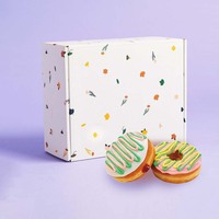 Boîte d'emballage écologique recyclable personnalisée avec impression en relief pour beignet dessert bouffée boîte de papier pour boulangerie sushi gâteau mochi avec fenêtre