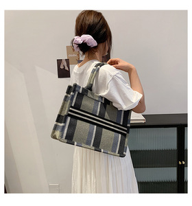 حقائب يد عصرية صغيرة مخصصة عالية الجودة فاخرة للسيدات حقائب كتف مع شعار مطبوع مخصص - Product Image 6