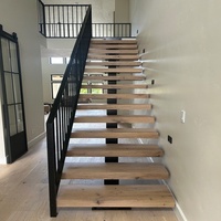 Escalier spiralé moderne Anewson avec marches en bois massif sur mesure et garde-corps en métal pour villa et hôtel, utilisation intérieure