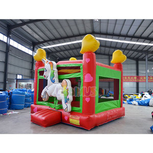 Château gonflable de style maison de rebond pour enfants sur le thème de la licorne de couleur pastel recouvert de décorations d'ailes en forme d'étoile - Product Image 2