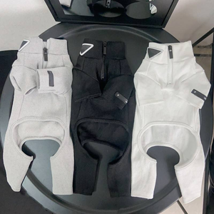 पालतू कपड़ों के सामान लक्जरी पालतू जानवरों की आपूर्ति बुटीक चार फीट ठोस पैटर्न शीतकालीन पिप ब्रांड डिजाइनर कुत्ते के कपड़े - Product Image 1