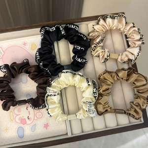 Nahtlose Satin Haar gummi für Frauen und Kinder Logo Brief Haarband Zubehör für Party Band Stoff - Product Image 5