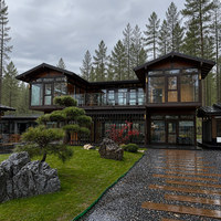 Maison modulaire de style luxueux avec murs en verre, terrasse extérieure et aménagement flexible