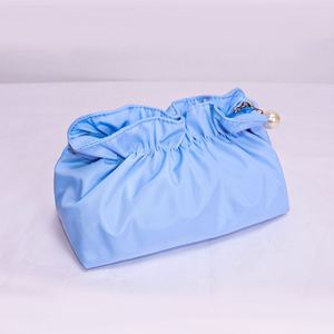 Sacs de rangement cosmétiques portables imperméables en nylon écologique multicolores pour femmes avec tirette de fermeture éclair perlée et plissé nuage personnalisé - Product Image 4