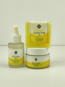Ensemble de soins de la peau à la vitamine C, marque privée naturelle, crème éclaircissante anti-acné 3 en 1, extrait d'aloe vera et de thé vert, sérum, ensembles de vitamine C - Product Image 1