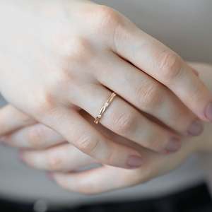 Anillo Delicado de Moissanita, Chapado en Oro Rosa de 14K, Anillo de Tres Piedras con Banda Trenzada, Anillo Apilable Minimalista, Anillo Delicado con Diamantes - Product Image 1