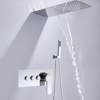Ensemble de douche moderne en laiton chromé poli avec mitigeur monocommande, fonction massage, pluie et cascade, et système de bain encastré