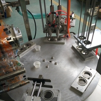 Machine de remplissage et de scellage de capsules de café en pâte liquide à pompe rotative entièrement automatique