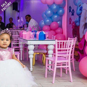 Chaise Chiavari blanche empilable pour enfants, idéale pour les événements et les repas – Vente directe usine - Product Image 4