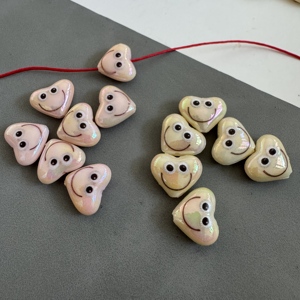 Perles en acrylique imprimées colorées en forme de cœur avec motifs <span class=keywords><strong>Smiley</strong></span> Face et « I Love You » pour sangles de téléphone Y2K - Product Image 3