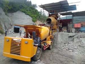 Camion malaxeur à béton autochargeur avec moteur et boîte de vitesses |   Capacité de 1,2 m à 6 m |   Haute efficacité |   Vente directe d'usine - Product Image 3