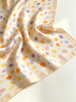 Écharpe en soie imitation à motifs de cœurs colorés. Écharpe carrée en satin frais. Accessoire essentiel pour les trajets quotidiens des femmes.