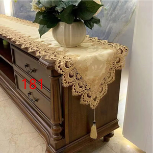 Chemin de table en dentelle soluble dans l'eau, blanc, avec découpe florale ajourée et pompon décoratif pour meuble TV ou console - Product Image 1