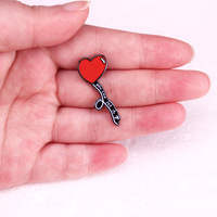 Épinglette personnalisée en gros enfants émail broche chanteur lyrique métal coeur forme Badge lettre dessin animé émail dur broches ballons