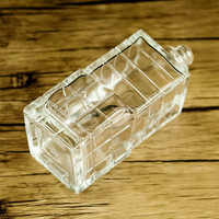 Les fabricants fournissent des bouteilles en verre transparent en forme de pagode de 500ml bouteilles de vin rouge et de fruits de vin étranger