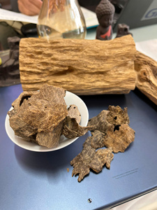 Pierre d'agar naturelle à enfoncement progressif, en forme de fourmilière, avec une teneur moyenne en résine, provenant du Vietnam, pour l'artisanat et la combustion - Product Image 3
