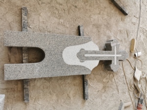 Monument de pierre tombale en forme de croix de style chinois moderne avec blocs de granit gris clair pour une utilisation au cimetière - Product Image 4