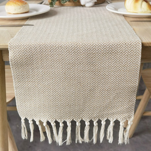 Drapeau de <span class=keywords><strong>table</strong></span> tissé décoratif de style nordique OEM, fait main avec pompon, <span class=keywords><strong>serviette</strong></span> pour <span class=keywords><strong>table</strong></span> à thé à domicile - Product Image 1