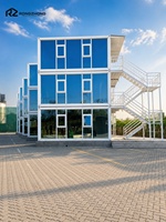 Maison de luxe en conteneurs préfabriqués à deux étages avec terrasse sur le toit et escalier extérieur