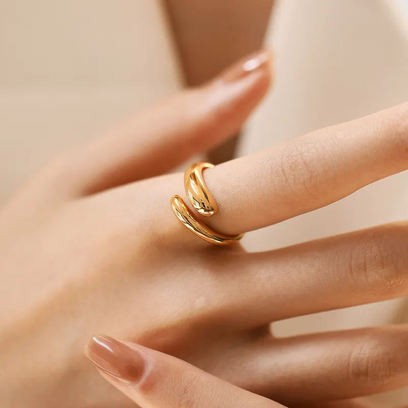 आधुनिक मिनिमलिस्ट स्टाइल ज्वेलरी पीतल 18K असली सोने की अंगूठी नाजुक स्टाइलिश महिलाओं की अंगूठी दैनिक पहनने के लिए उपयुक्त