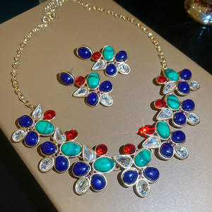 Parure de bijoux rétro pour femme : collier et boucles d'oreilles en résine et strass en forme de goutte d'eau avec aiguille argentée - Product Image 4