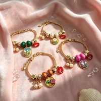 Bracelet ajustable plaqué or avec pendentif cerise et perle rouge lèvres, style vacances, tendance et à la mode, cadeau de rentrée scolaire pour femme