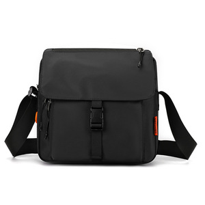 Sac bandoulière de loisirs en nylon imperméable, nouveau style fonctionnel pour couple, vente en gros - Product Image 2