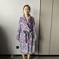 Peignoir de bain en flanelle corail à bas prix pour femmes, 100% polyester, col roulé, séchage rapide et thermique, manches longues