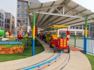 Tren Eléctrico Familiar para Parques de Atracciones, Construcción Duradera de Fibra de Vidrio, Metal y Acero para Parques al Aire Libre - Product Image 4