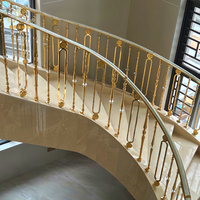 Balustrades et rampes d'escalier en aluminium doré, modernes, durables et luxueuses, au design élégant pour l'intérieur des villas