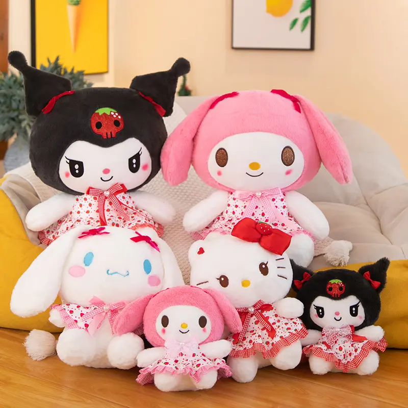 Peluche douce de Noël Sanrioed avec des vêtements de fraise Peluche mignonne Kawaii animaux en peluche d'infirmière Sanrioed