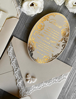 Suite d'invitations de mariage vintage beige en dentelle avec détails floraux dorés, carte ovale, carte RSVP avec code QR et enveloppe à nœud en dentelle