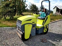 Haute qualité 1 et 2 tonnes Diesel essence Ride-On Tandem Pad pied compacteur lisse Double tambour bébé route rouleau noyau moteur pompe