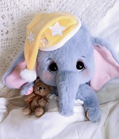 Peluche personnalisée Rubii en forme d'éléphant avec bonnet jaune et compagnon ours en peluche