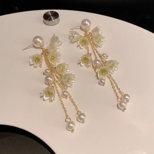 Boucles d'oreilles pendantes à longues pampilles en forme de fleur blanche, avec perles simulées, pour femmes - Product Image 4