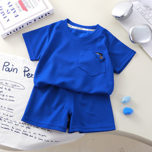 بدون رسوم جمركية، بيع بالجملة، طقم ملابس صيفي للأطفال مكون من قطعتين بنقشة الوافل، تي شيرت وشورت للأطفال الصغار مع طباعة الشعار - Product Image 3