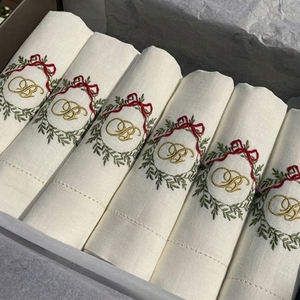 Serviette en lin à ourlet festonné, broderie personnalisée avec monogramme et initiales, nœud <span class=keywords><strong>de</strong></span> couronne <span class=keywords><strong>de</strong></span> Noël brodé, serviette <span class=keywords><strong>de</strong></span> <span class=keywords><strong>table</strong></span> - Product Image 1
