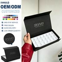 Boîte cadeau pliable magnétique noire mate personnalisée avec plateau à grille blanche et logo en feuille d'argent pour chocolats, emballage alimentaire