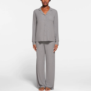 Ensemble de vêtements décontractés pour femmes, personnalisé, à manches longues, boutonné, en tricot doux, pour le printemps et l'automne, couleur unie, pour la maison - Product Image 1