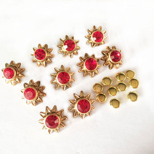 Adornos de diamantes de imitación en forma de estrella, 12 facetas, dorado y rojo, para coser en ropa y accesorios. - Product Image 1