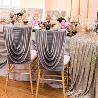 Housse de dossier de chaise élégante en velours drapé, couleur unie, pour décoration de chaise de banquet de mariage et événements
