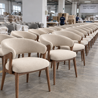 Chaise de salle à manger moderne pour restaurant avec dossier incurvé, revêtement en tissu, structure en bois massif, couleur personnalisée pour hôtel, café