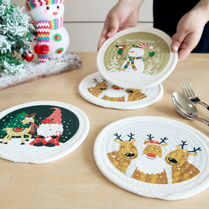 Salvamanteles Aislante con Estampado Navideño, Redondo, de Cuerda de Algodón Beige, con Diseño de Reno, Muñeco de Nieve y Duende, para Uso Doméstico - Product Image 1