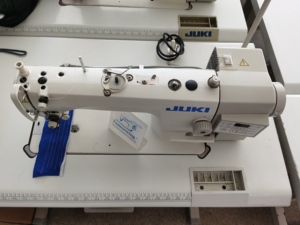 จักรเย็บผ้ามือสองญี่ปุ่น Juki-DDL 900B ตัดด้ายอัตโนมัติ ยกเท้าจักรได้ เครื่องจักรอุตสาหกรรมสำหรับเสื้อผ้าและสิ่งทอ - Product Image 3