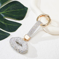 Porte-clés lèvres entièrement orné de strass, pendentif lèvres multicolore en diamant avec sangle en strass, porte-clés en forme de lèvres scintillant